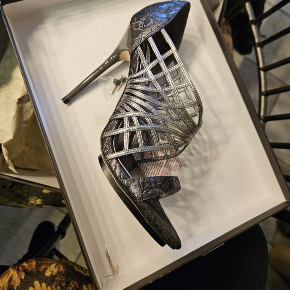 Badgley Mischka stiletto heel lace high heels. - Picture 10 of 10